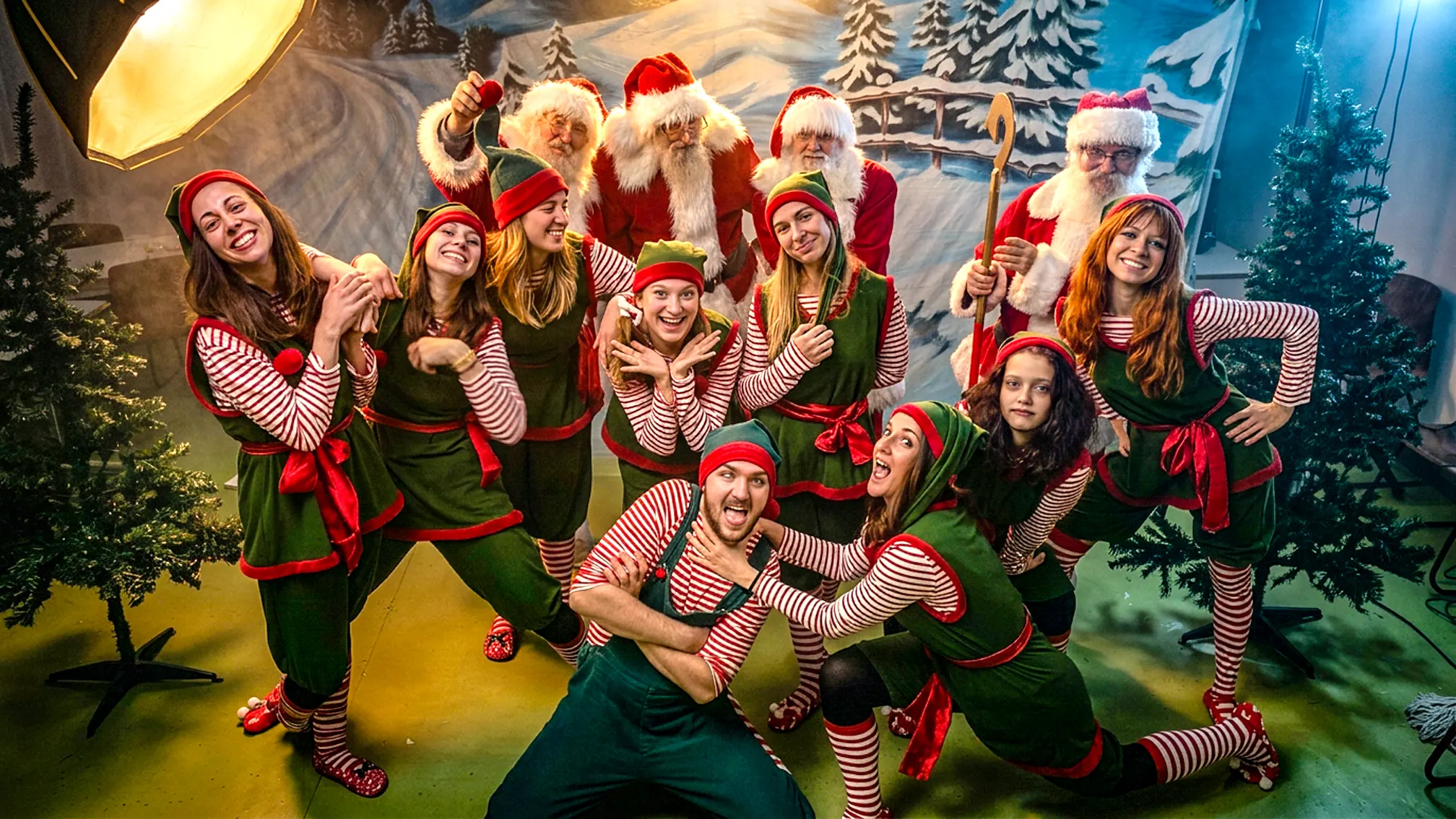 Mikulásaink és manóink
